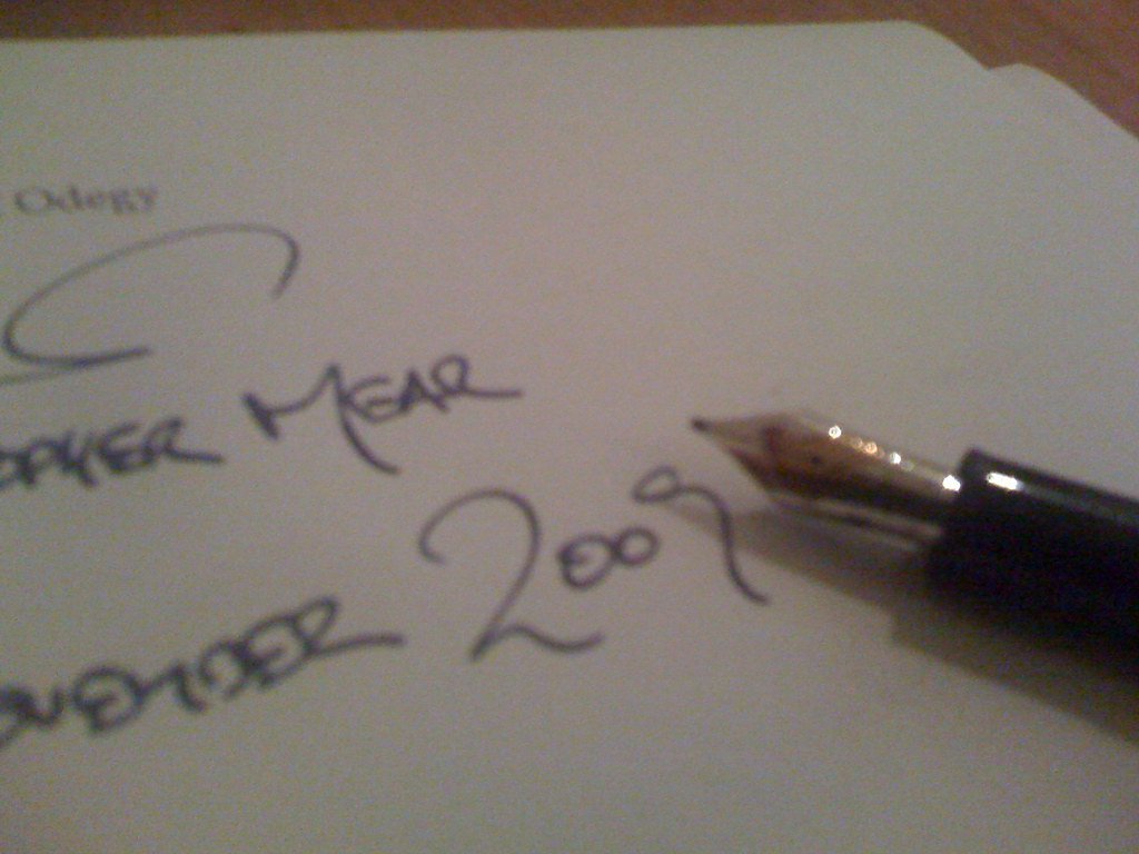 Firma de un documento legal con pluma fuente